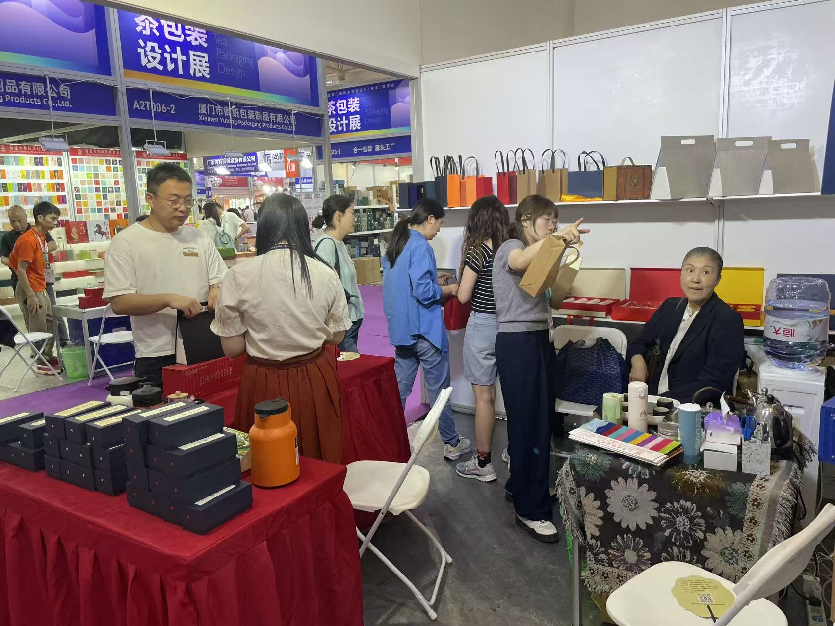Global buyers visiting Shantou SiHai booth for packaging wholesale